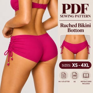 Op de afbeelding: Een magenta gerimpeld bikinibroekje met zijstrikken en goudkleurige kralen. De tekst luidt PDF SEWING PATTERN, Ruched Bikini Bottom, SIZES: XS - 4XL, A4 / US LETTER, A0, INSTRUCTIONS INCLUDED. Dit is een digitaal naaipatroon voor badkleding.