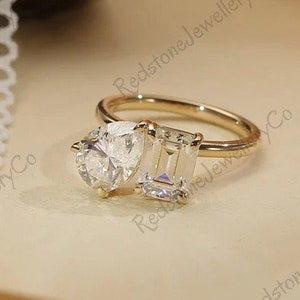 Toi en Moi-ring | Twee stenen verlovingsring | Geboortesteenring | Smaragd en peer geslepen ring | Jubileumring | Moissanite Toi en Moi-ring