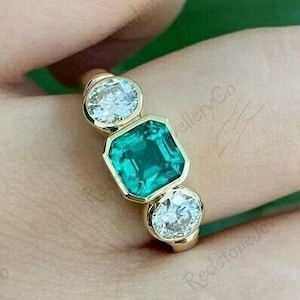 Drie stenen verlovingsring/2,10 CT groene saffier Asscher Cut Diamond Ring/3 stenen trouwring/bezel set ring/14K geel gouden ring