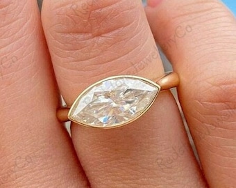 East West Marquise Cut Moissanite Förlovningsring, Bezel Set