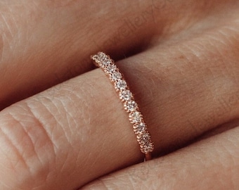 Runder Cut Moissanite Ehering, halb Eternity Bubble Prong Set