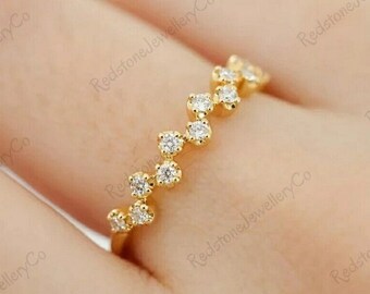 Anillo de boda de media eternidad con moissanita y diseño en zigzag de oro de 14k