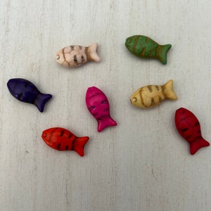 7 charmes de perles de poisson colorées - Pendentifs de poisson pour la fabrication de bijoux - Perle de poisson - Charme de poisson tropical - Perle de poisson tropicale - Poisson rose