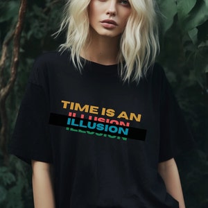 Time is an Illusion Awakening Tshirt Chakra Balance Inspo Graphic Tee Geschenk für Festival Feiern Freunde Familie Partner und selbst