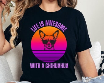 La vida es maravillosa con un chihuahua, camiseta gráfica retro de chihuahua con puesta de sol en rosa y morado, camiseta gráfica de chihuahua, camiseta de chi-chi