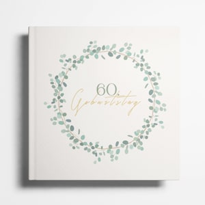 Puede incluir: Una tarjeta blanca con una corona de eucalipto verde y el texto "60. Geburtstag" en dorado.