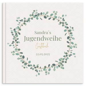 Puede incluir: Un libro de visitas cuadrado con una cubierta beige claro. La cubierta presenta una corona circular de hojas de eucalipto verdes y el texto "Sandra's Jugendweihe Gästebuch" en una mezcla de fuentes. La fecha "22.05.2025" está impresa debajo.