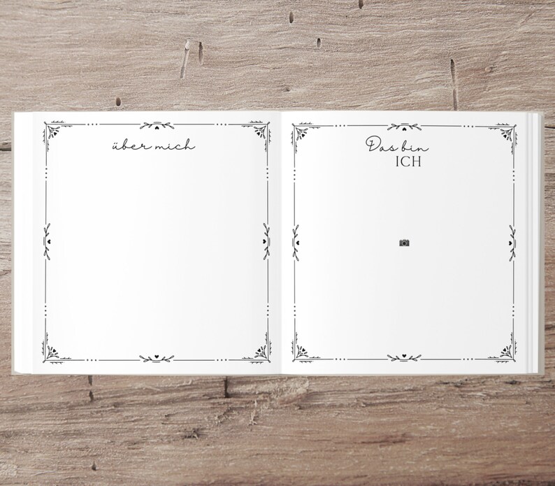 Puede incluir: Un libro blanco en blanco con un borde negro decorativo. La p&aacute;gina izquierda tiene el texto "&uuml;ber mich" y la p&aacute;gina derecha tiene el texto "Das bin ICH".