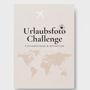 Könnte beinhalten: Ein beigefarbener Buchumschlag mit dem Text "Urlaubsfoto Challenge" und den Worten "Fotoabenteuer & Reflektion" in kleinerer Schrift. Im Hintergrund ist eine Weltkarte zu sehen, und in der oberen linken Ecke befinden sich ein Flugzeug und eine Kamera mit einem Herzen.