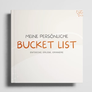 Könnte beinhalten: Ein Hardcover-Buch mit cremefarbenem Einband. Der Titel "BUCKET LIST" steht in großen orangefarbenen Buchstaben, darüber der deutsche Satz "MEINE PERSÖNLICHE". Darunter steht der Satz "ENTDECKE, ERLEBE, ERINNERE".