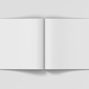 Puede incluir: Un libro blanco abierto, en blanco, con un lomo en el centro. El libro est&aacute; acostado sobre una superficie blanca.