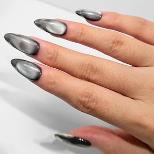 Unhas postiças prateadas com ponta cromada em formato olho de gato - Unhas com degradê metálico cinza - Unhas postiças de gel reutilizáveis de luxo - Conjunto de unhas feito à mão com qualidade de salão.