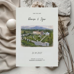 Könnte beinhalten: Eine hellgraue Hochzeitseinladung mit dem Text "Save the Date" und den Namen "Denise & Igor" in Schreibschrift. Die Einladung zeigt ein Aquarellbild eines Gebäudes und einer Landschaft. Das Datum "26.08.2027" ist ebenfalls aufgedruckt.