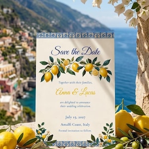 Könnte beinhalten: Hochzeitseinladung mit Zitronen-Thema. Die Karte trägt die Aufschrift "Save the Date" mit den Namen "Anna & Lucas" und dem Datum "15. Juli 2027". Die Karte ist mit Zitronen und Grün dekoriert, mit einem blau-weißen Rand.