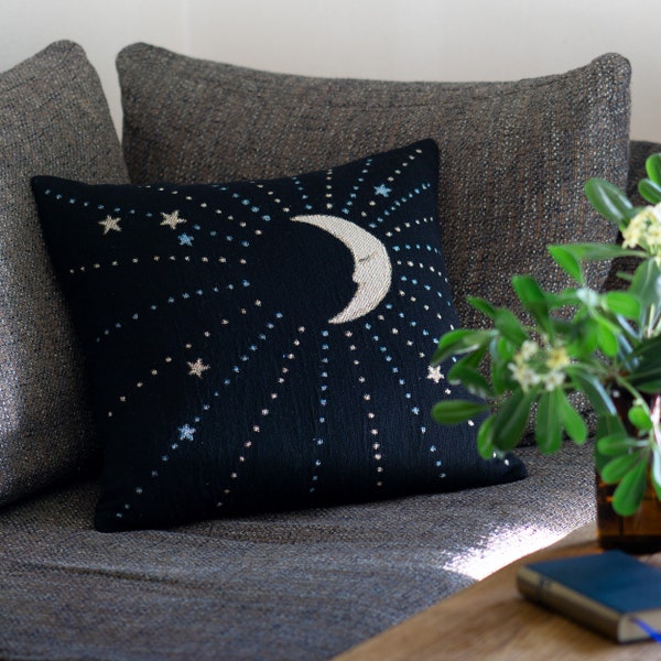 Housse de coussin tissée Lune "Belle comme la Lune" par Le Châle Bleu. Cadeau déco cosmique