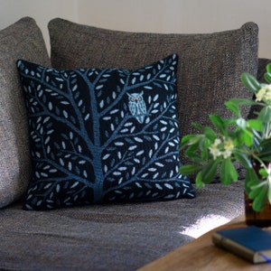 Housse de coussin tissée Chouette "Dans la nuit" par Le Châle Bleu. Coussin Hibou. Cadeau déco maison style années 50