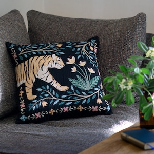 Funda de cojín tejida con tigre "La novia del tigre" de Le Châle Bleu. Regalo decorativo para los amantes de los animales. Sala de estar, habitación de los niños.