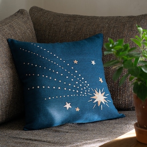 Housse de coussin tissée étoile filante "La Comète" par Le Châle Bleu. Cadeau déco Lune et étoiles