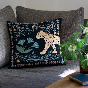 Funda de cojín tejida con leopardo "La novia del tigre" de Le Châle Bleu. Regalo decorativo para los amantes de los animales. Salón, dormitorio infantil.