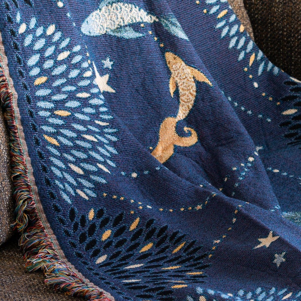 Couverture jacquard de coton "Les Étoiles et la Mer", plaid dessin exclusif par Le Châle Bleu France, déco  salon design carpes Koi célestes