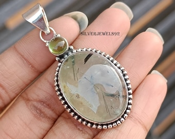 Colgante de plata de ley con prehnita, gema ovalada, joyería artesanal estilo boho.
