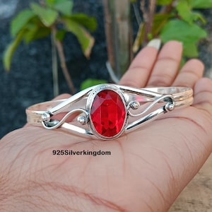 Ręcznie robiona bransoletka z granatem: biżuteria boho ze srebra próby 925