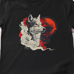 Puede incluir: Camiseta negra con una ilustración de lobo. El diseño presenta una cabeza de lobo detallada en tonos grises y blancos, sobre un fondo rojo y negro. El lobo tiene los ojos cerrados y una melena fluida.