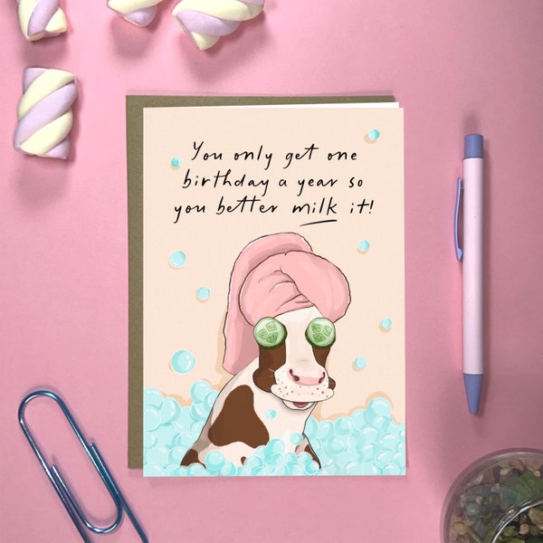 Lustige Geburtstagskarte | Spa Day Augenmaske Turban Kuh Geburtstagskarte Milk It | Wortspiel Geburtstagskarte | Verbreiten Sie Positivität mit diesem Original Kunstwerk