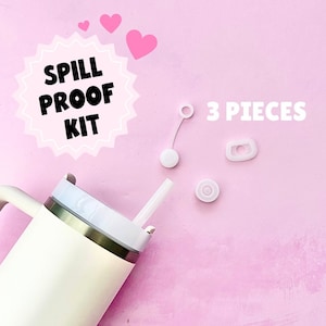 Puede incluir: Taza de viaje blanca a prueba de derrames con tapa y pajita. La taza está sobre un fondo rosa con las palabras "Spill Proof Kit" y "3 Pieces" en texto blanco.