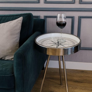 Ronde bijzettafel Compass Design – Accenttafel nautisch glazen blad met metalen poten