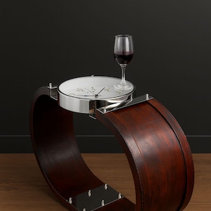 Puede incluir: Una mesa auxiliar única en forma de reloj, con acabado en madera oscura. Cuenta con una esfera circular con detalles plateados y una copa de vino tinto. El diseño es moderno y artístico, adecuado para un salón.