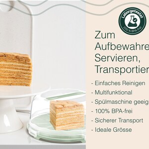 May include: A clear plastic cake dome with a green lid and a layered cake inside. The dome is on a white cake stand. The text on the label reads "laborgetestet 100% BPA-frei". The text below the label reads "Zum Aufbewahren, Servieren, Transportieren - Einfaches Reinigen - Multifunktional - Sp&uuml;lmaschine geeignet - 100% BPA-frei - Sicherer Transport - Ideale Gr&ouml;sse"