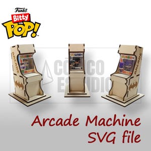 Puede incluir: Tres expositores de máquinas recreativas de madera para figuras Funko Bitty Pop. Cada expositor tiene un diseño de mueble de máquina recreativa con un panel frontal transparente. Los expositores presentan un logotipo de Batman y la palabra "Arcade". El texto "Arcade Machine SVG file" también está incluido.