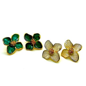 Vintage Style Hibiscus Floral Flower Gloss Stud Earrings in Green or White