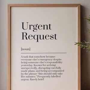 以下が含まれることがあります： Urgent Request [noun]というテキストと、緊急事態となり計画を中断させ、this should only take five minutesというフレーズを伴うタスクを説明するユーモラスな定義が記載された、額装されたウォールアートプリント。