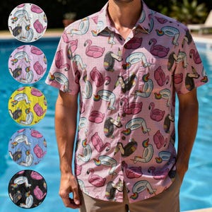 Può includere: Camicia a maniche corte con sfondo rosa e motivo ripetuto di giocattoli gonfiabili per piscina, tra cui fenicotteri, unicorni e tucani. La camicia ha un colletto classico e una tasca sul petto. La camicia è realizzata in tessuto leggero.
