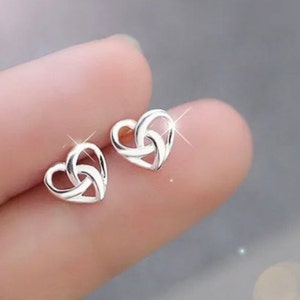 Boucles d'oreilles minimalistes en argent sterling 925 en forme de cœur, emballées dans un emballage cadeau