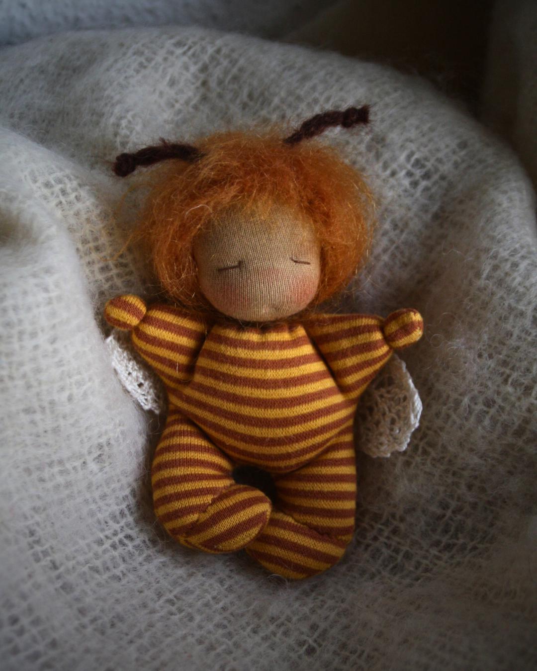 Muñeca abeja hecha a mano. Estilo waldorf. Fibras naturales. Cabello cepillable. (mide 12cm-4.7inch).