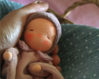 Muñeco Waldorf sencillo. Ideal para bebés.  Hecho a mano con tejido de velour de algodon. (mide 15cm-6inch).