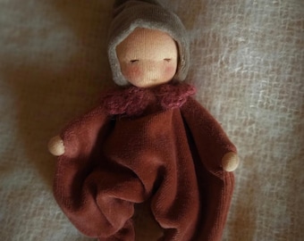 Muñeco Waldorf sencillo. Ideal para bebés.  Hecho a mano con tejido de velour de algodon. (mide 15cm-6inch).