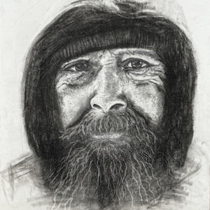 Puede incluir: Retrato a l&aacute;piz de carb&oacute;n de una persona mayor con barba larga y completa y gorro con capucha. El retrato es un primer plano del rostro de la persona, con sombreado detallado y arrugas visibles. La firma del artista y el a&ntilde;o 19 son visibles.