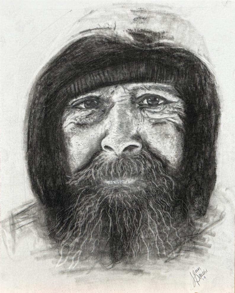 Puede incluir: Retrato a l&aacute;piz de carb&oacute;n de una persona mayor con barba larga y completa y gorro con capucha. El retrato es un primer plano del rostro de la persona, con sombreado detallado y arrugas visibles. La firma del artista y el a&ntilde;o 19 son visibles.