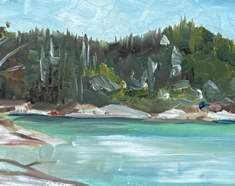 Op de afbeelding: Een impressionistisch schilderij van een sereen landschap. Het kunstwerk toont een waterpartij op de voorgrond met een kustlijn en een beboste heuvel op de achtergrond. Het kleurenpalet omvat tinten groen, blauw en bruin.