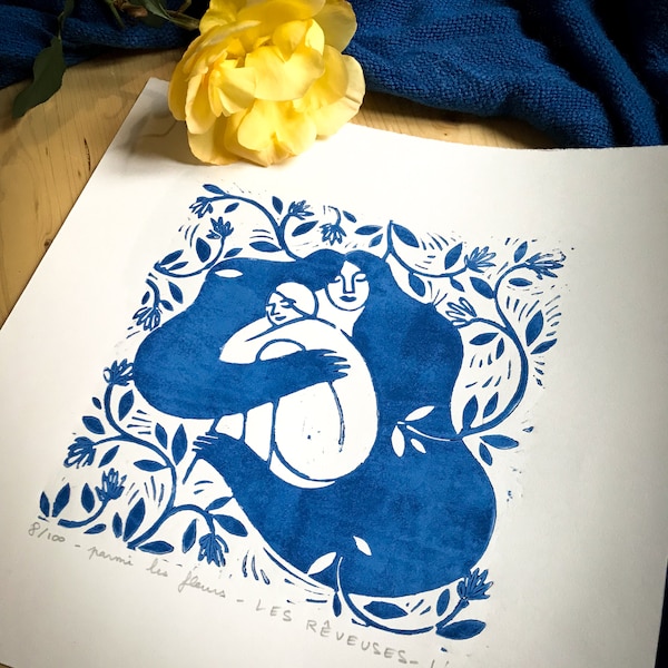 Linogravure « parmi les fleurs » série LES RÊVEUSES, format carré 30cm, bleu et blanc