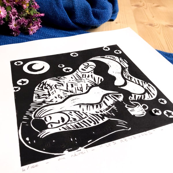 Linogravure « au réveil » série les rêveuses, format carré 30 cm, noir et blanc