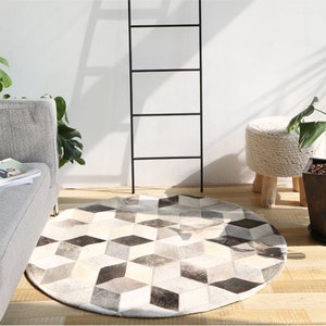 Handmade Cowhide Patchwork Round Rug: Natural Leather Home Decor