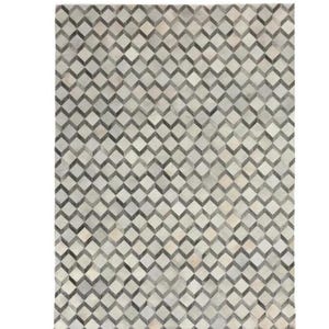 Puede incluir: Una alfombra geométrica blanca y gris hecha de cuero. La alfombra tiene un patrón de diamantes con un efecto 3D.