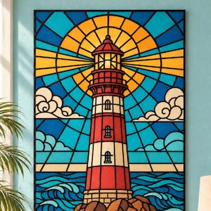 Op de afbeelding: Een rechthoekige wanddecoratie met een illustratie in glas-in-loodstijl van een rood-witte vuurtoren op een rotsachtig eiland. De afbeelding toont een heldere gele zon op de achtergrond, blauwe oceaangolven en witte wolken in een blauwe lucht.