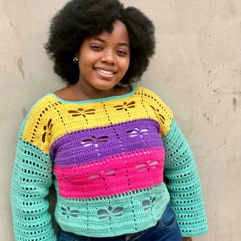 Puede incluir: Un top de crochet multicolor con un patr&oacute;n de lib&eacute;lula. El top est&aacute; hecho de un hilo suave y ligero y tiene un ajuste holgado. El top es de estilo corto y tiene mangas largas.