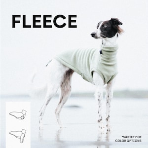 Könnte beinhalten: Ein hellgrüner Fleece-Hundepullover mit hohem Kragen, getragen von einem schwarz-weißen Hund. Das Bild enthält den Text FLEECE oben und ein kleines Diagramm, das die Form des Kleidungsstücks zeigt, sowie den Text *VARIETY OF COLOR OPTIONS.